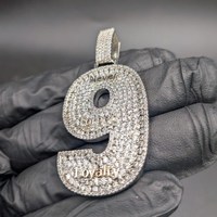 Colgante de Moissanita VVS con Número, Plata 925, Amuleto de la Suerte con 9 Letras Totalmente Personalizables, Grabado de Texto, Colgante Hip Hop, Regalo