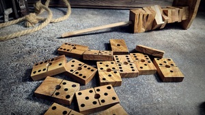 Juego de Dominó Doble Seis de Madera de Colores ILAHI, 28 Piezas, Ecológico, Tallado y Grabado, Diseño Antiguo, Caja Rectangular Alta de Madera - Product Image 3