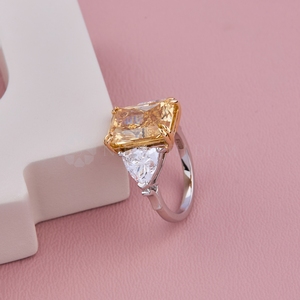 Anillo de Diamante de Laboratorio con Corte Princesa de Diseño de Lujo, Anillo de Oro Blanco con Certificado IGI y Claridad VVS para Mujer, de la India - Product Image 3