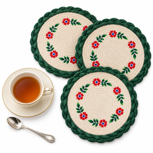 Napperon Bohème Personnalisable en Jute 100% Écologique de 10 Pouces, Motif Floral Rouge Peint à la Main, Bordure Tressée Verte, Vente en Gros - Product Image 2