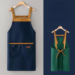Tablier imperméable unisexe pour adultes, vert marine avec bordure en cuir et poches pour la cuisine - Product Image 1