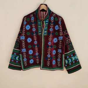 Veste en velours Suzani faite à la main avec broderie florale artisanale, art populaire bohème, vêtement ethnique d'hiver pour femmes, vêtement vintage fait à la main - Product Image 1