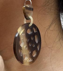 Boucles d'oreilles circulaires artisanales en corne de buffle écologiques, sculptées, imitation naturelle moderne, bijoux de mode - Product Image 1