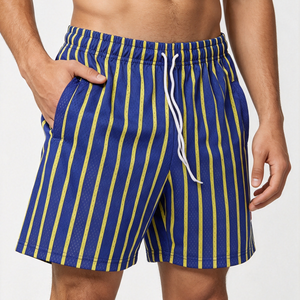 Shorts de basketball blancs pour hommes avec logo solaire orange sur le devant, taille à cordon de serrage, respirants, décontractés, imprimés par transfert thermique, en polyester tricoté - Product Image 1