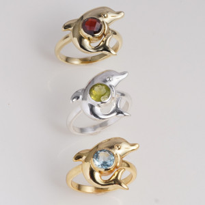 Anillo de delfín de latón chapado en oro con topacio azul engastado en bisel, joyería de diseño inspirada en el océano para mujer, regalo. - Product Image 5