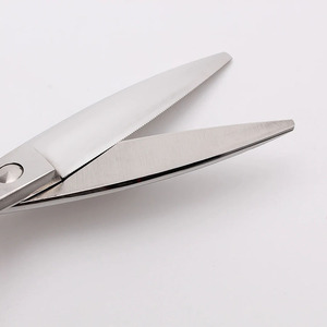 Ciseaux de barbier professionnels en acier inoxydable à lame courbée pour droitiers, pour la coupe et le finissage des cheveux, haute densité et dureté. - Product Image 3