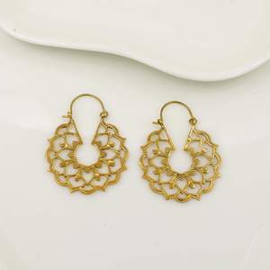 Boucles d'oreilles créoles en laiton plaqué or, motif floral, style bohème, tendance, unisexe, bijoux cadeau - Product Image 4