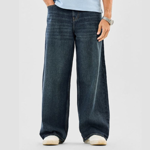 Experimente la comodidad durante todo el día con estos jeans de mezclilla de lavado claro y corte relajado para hombre: diseñados para moverse a su ritmo y realzar cada atuendo. - Product Image 5