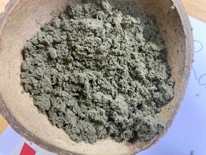 Poudre de feuilles de rami VietDelta très demandée pour les desserts traditionnels au riz collant, vert foncé, noir, durée de conservation de 12 mois - Product Image 3