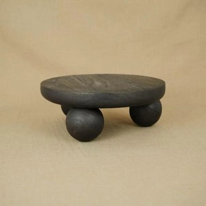Plateau en bois de style abstrait avec pied, emballage individuel, design minimaliste rond, plateau artisanal - Product Image 4
