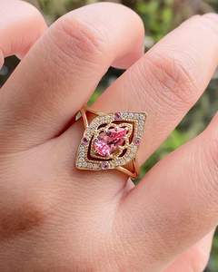 Magnifique bague de fiançailles en or 14 carats avec zircon cubique rose taille poire, style Art Déco vintage et délicat - Product Image 1