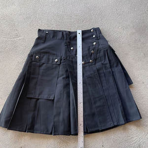 Jupe plissée noire pour femmes et jeunes filles, style traditionnel Highland, avec poches cargo robustes et résistantes - Product Image 5