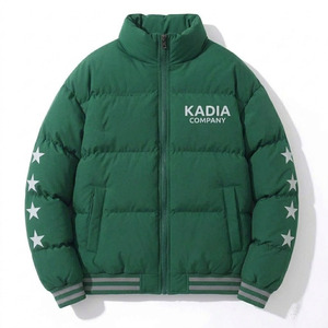 เสื้อแจ็คเก็ตพัฟเฟอร์สีเขียวสำหรับผู้ชายจาก KADIA COMPANY คอตั้ง ซิปด้านหน้า โลโก้รูปดาวที่แขนเสื้อ เหมาะสำหรับฤดูหนาว สวมใส่สบาย กันลมได้ดี - Product Image 1