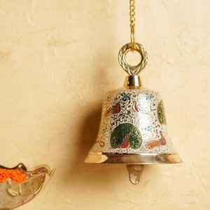 Campana Colgante de Latón Hecha a Mano con Trabajo de Meenakari de Pavo Real, Campana Decorativa para Templo, Entrada del Hogar y Decoración de Sala de Pooja - Product Image 1