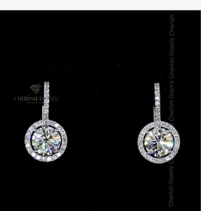 Boucles d'oreilles en diamant de laboratoire de qualité supérieure, design rond halo, en or blanc 18 carats, pour femmes - Product Image 1