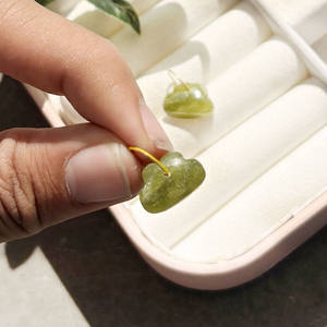 จี้เพอริดอทดีไซน์เมฆ ทำด้วยมือ หินบำบัด เครื่องประดับสุดพิเศษ สำหรับเป็นของขวัญวาเลนไทน์สำหรับเธอ - Product Image 2