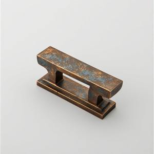 Poignée de porte en métal élégante conçue pour sublimer la décoration intérieure tout en offrant un fonctionnement fluide de la porte - Product Image 2