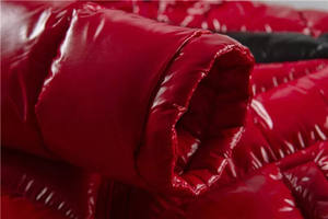 Chaqueta Bomber Impermeable con Capucha para Hombre, Color Rojo, Diseño a Cuadros, Logotipo Grabado en Relieve en la Parte Delantera, Cierre de Cremallera, Grosor Estándar Informal, 80% Forma de Corazón - Product Image 4