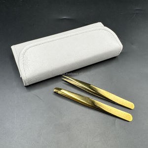Pinzas para Cejas Chapadas en Oro con Logotipo Personalizado, Pinzas para Cejas de Acero Sostenible con Puntas Inclinadas y Puntiagudas - Product Image 1
