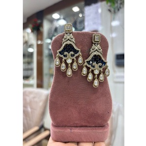 Magnifiques boucles d'oreilles pendantes en laiton plaqué or de haute qualité avec zircon, collection tendance pour femmes, idéales pour les soirées et les fêtes. - Product Image 1