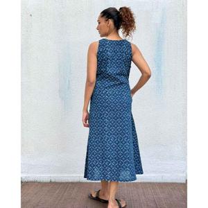 Vestido midi de algodón estampado índigo sin mangas para mujer, vestido casual de verano con corte en A y bolsillos. - Product Image 4