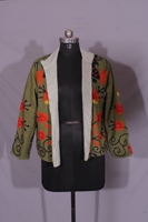 Veste TNT courte vert olive faite à la main avec broderie d'oiseaux colorés, respirante et écologique pour les mariages et fêtes d'automne/hiver