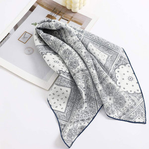Pañuelo de seda estampado de tela suave para uso diario, vestimenta informal y accesorios de viaje. - Product Image 3