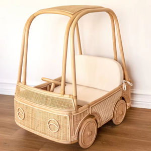 Améliorez la décoration de la pièce avec cette magnifique voiture jouet en rotin tressé pour enfants, fabriquée avec des matériaux durables et dotée de roues. - Product Image 4