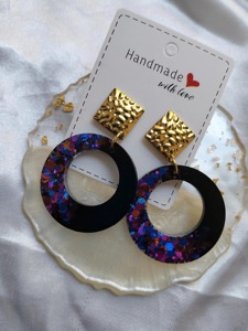Boucles d'oreilles créoles en résine faites à la main avec breloque carrée dorée, motif noir et multicolore moucheté, bijoux tendance - Product Image 6