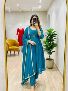 Costume Anarkali ethnique élégant en Mul Chanderi fabriqué en Inde avec pantalon et dupatta assortis pour femmes, disponible à la vente - Product Image 3