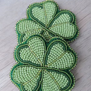 Broche trèfle à quatre feuilles artisanale, broderie de perles de verre, épinglette porte-bonheur trèfle irlandais pour femme, accessoire pour la Saint-Patrick - Product Image 1
