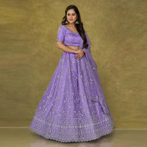 Ensemble Lehenga Choli en tulle avec broderies complexes, silhouette évasée et élégante, bordures artistiques, et dupatta transparent - Product Image 4