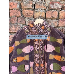 Chaqueta Artesanal Corta de Terciopelo Suzani con Bordado de Peces para Mujer, con Dos Bolsillos Laterales, Estilo Boho Chic, Venta al Por Mayor - Product Image 4