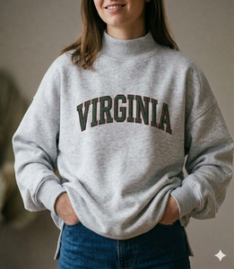 เสื้อสเวตเชิ้ตคอเต่าทรงโอเวอร์ไซส์สำหรับผู้หญิง สีเทา ปักตัวอักษร Virginia ด้านหน้า แขนยาว ผ้าถักผสมคอตตอน สำหรับฤดูใบไม้ร่วง สไตล์ลำลอง - Product Image 1