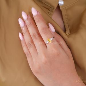 Bague de fiançailles en or 18 carats avec diamant jaune ovale personnalisé et pierres latérales trapézoïdales, fabricant de bijoux fins - Product Image 1