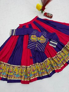 LAHENGA CHOLI DE REYON Y ALGODÓN CON TRABAJO DE ESPEJOS AUTÉNTICOS Y ESTAMPADO POSICIONAL - Product Image 6