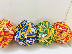 Porte-monnaie ronds artisanaux à imprimé Patola avec fermeture éclair, mini-portefeuilles en tissu traditionnel gujarati aux couleurs vives - Product Image 3