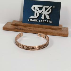 Brazalete Abierto Magnético de Cobre Tradicional Premium, Hecho a Mano, Ajustable, Ligero, con Diseño Grabado de Llave Griega - Product Image 4