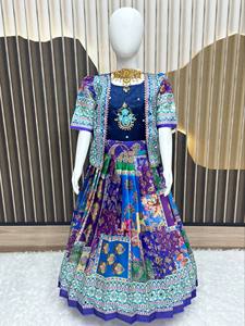Nouvel ensemble Lehenga Choli pour filles, super tendance et festif, bleu marine, avec broderie artisanale, imprimé numérique, Koti et jupe à motifs miroir - Product Image 4
