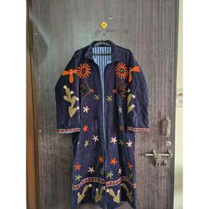 Manteau long en velours vintage Lavinas Suzani brodé à la main, robe bohème, veste matelassée florale de luxe pour femme, idéal pour l'hiver - Product Image 1