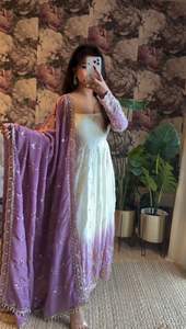 ชุดแต่งงานแบบดั้งเดิมของอินเดีย ซัลวาร์ คามีซ ทำจากผ้าจอร์เจตต์ลายดาว พร้อมงานปักดิ้นประดับเลื่อมที่ชายเสื้อและผ้าคลุมไหล่ - Product Image 5