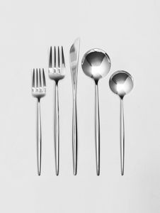 Ensemble de couverts en métal de luxe contemporain, ustensiles de table durables en acier inoxydable pour hôtels, restaurants, traiteurs et tables élégantes - Product Image 4