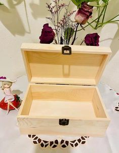 Boîte de rangement rectangulaire en bois de pin verrouillable avec fermoir métallique, finition naturelle, pour décoration intérieure, utilisation sur table, prête pour la gravure artisanale DIY - Product Image 3