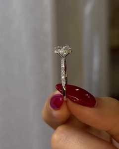 Bagues de fiançailles 2 carats en diamant de laboratoire taille coussin, sertis à griffes et pavé, 1,50 mm, solitaires, alliances d'anniversaire et de mariage en or massif 14K 18K - Product Image 4