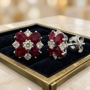 Pendientes de Oro de 18K con Rubíes Naturales Ovalados y Diamantes en Racimo, Diseño Floral, Venta al por Mayor, OEM, para Regalo, Oro Personalizado en Quilates y Color - Product Image 1