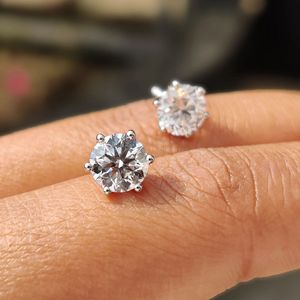 ต่างหูเพชรทรงกลมเพาะเลี้ยงในห้องปฏิบัติการ ประดับด้วยทองคำ 18K ดีไซน์สวยงาม ประณีต เหมาะสำหรับผู้หญิง เป็นเครื่องประดับที่มีสไตล์ - Product Image 3