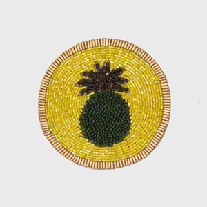 แผ่นรองจานและที่รองแก้วทำมือคุณภาพสูงจากคริสตัลคราฟท์ ประดับด้วยลูกปัดแก้วสีแดง ลวดลายหลากสีสัน เหมาะสำหรับงานเฉลิมฉลอง - Product Image 3