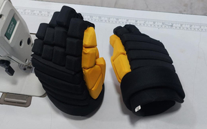 อุปกรณ์ฝึกซ้อมพร้อมโลโก้ส่วนตัว ผลิตแบบ OEM ถุงมือฮอกกี้น้ำแข็งระดับมืออาชีพ คุณภาพพรีเมียม สวมใส่สบาย เหมาะสำหรับการแข่งขัน - Product Image 3