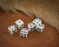 Jeu de dés en corne naturelle éco-responsable fait main, style sport moderne, forme naturelle, logo personnalisé pour jeux de société et objets de collection