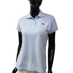 Polo Azul Claro para Mujer con Cuello de Rayas Rosas, Manga Corta, Logotipo Bordado en el Pecho, Corte Ajustado Informal, Venta al Por Mayor - Product Image 1